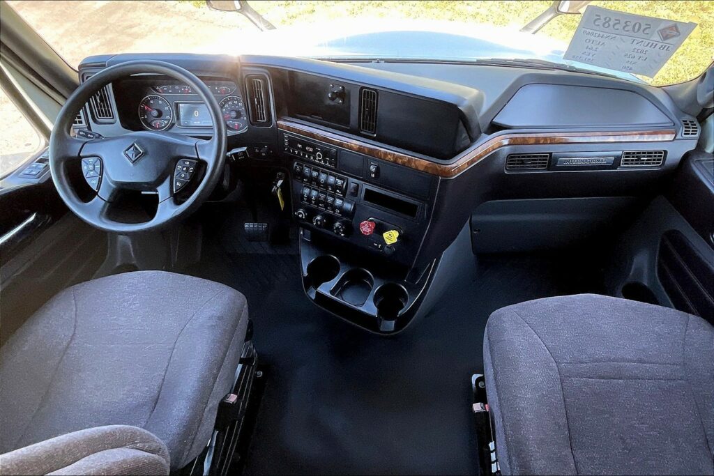 2022 CUM LT625 6×4 Sleeper