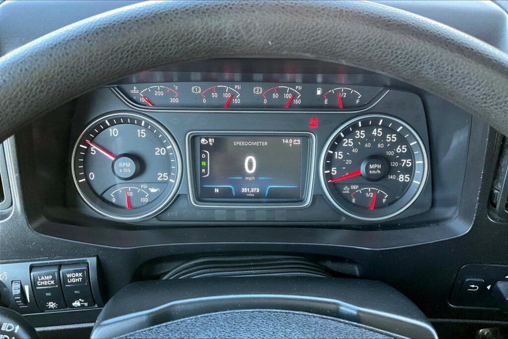 2022 CUM LT625 6×4 Sleeper