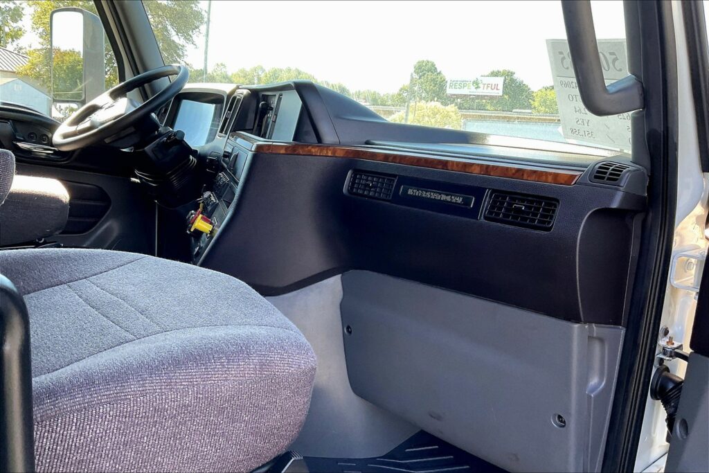 2022 CUM LT625 6×4 Sleeper