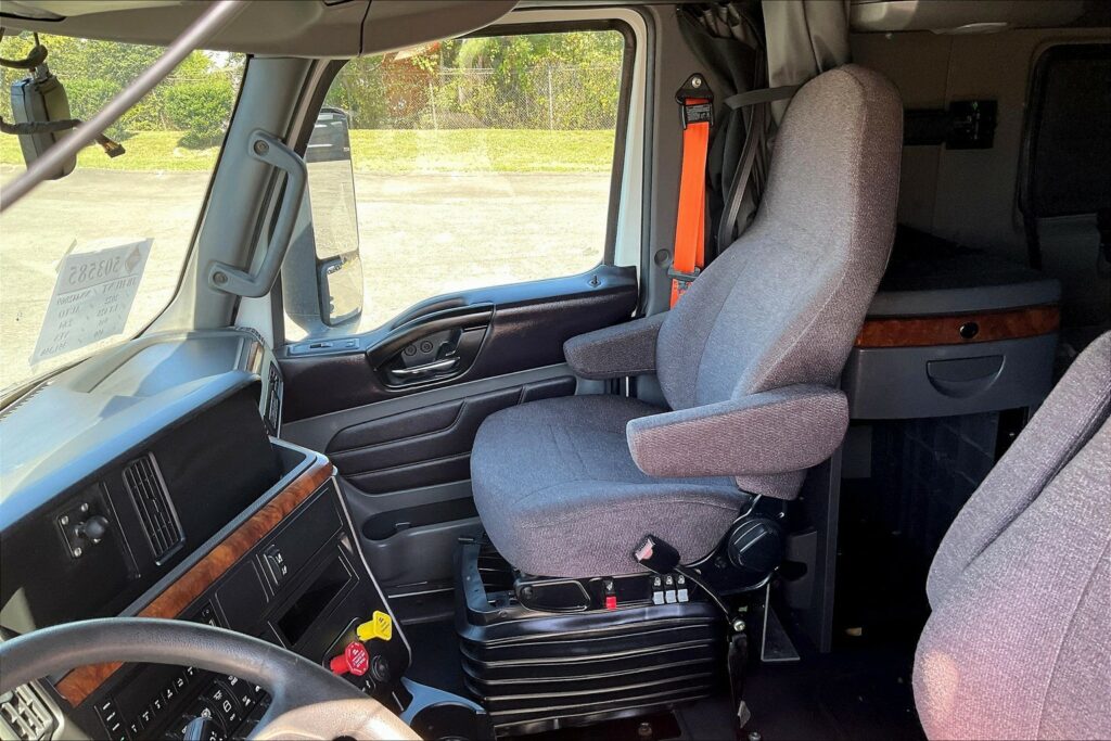 2022 CUM LT625 6×4 Sleeper