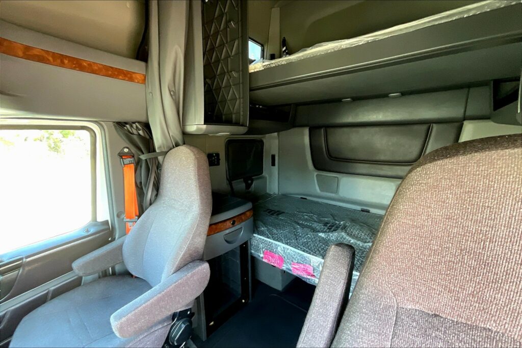 2022 CUM LT625 6×4 Sleeper