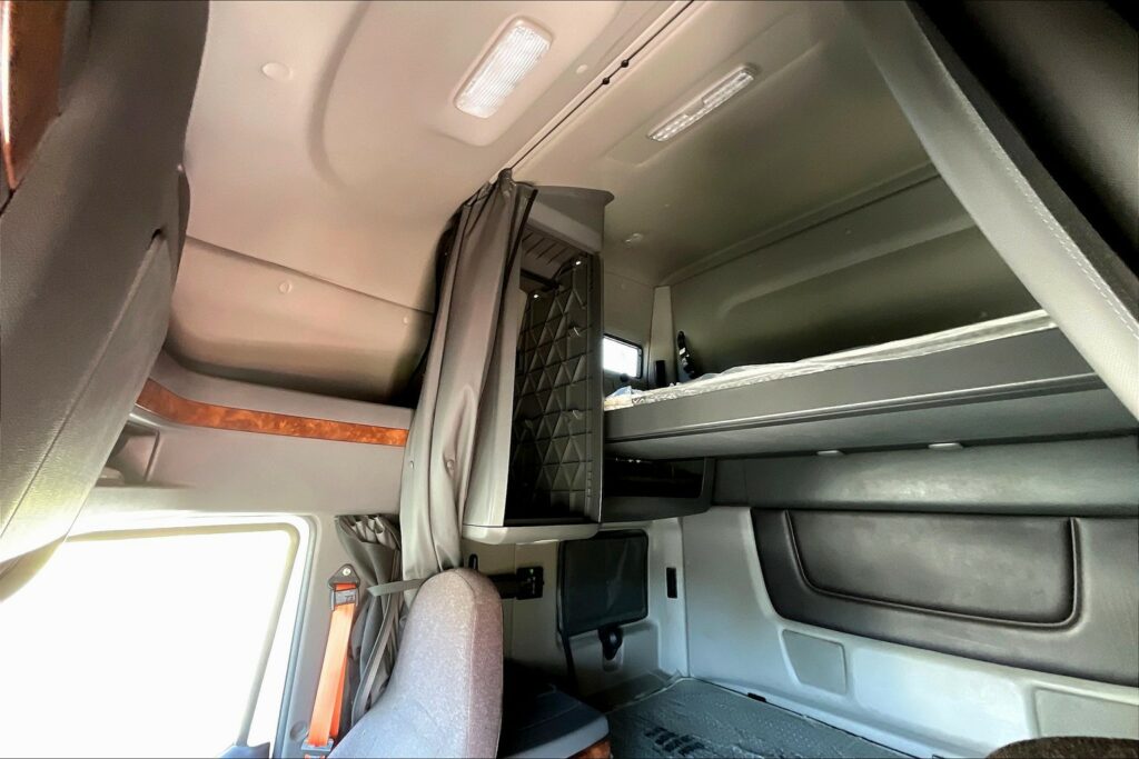 2022 CUM LT625 6×4 Sleeper