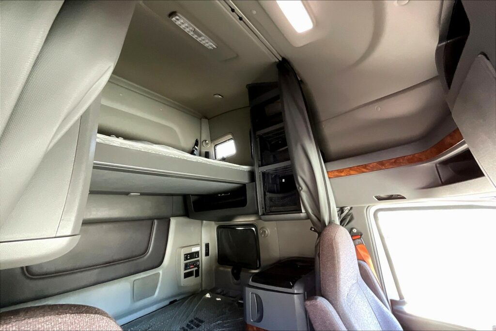 2022 CUM LT625 6×4 Sleeper