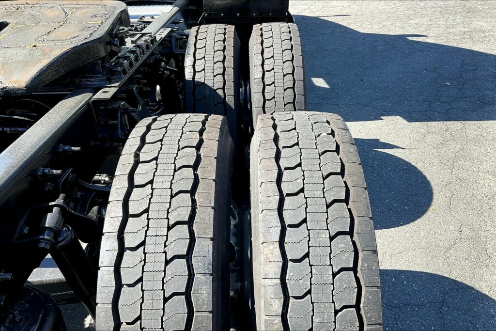 2022 CUM LT625 6×4 Sleeper