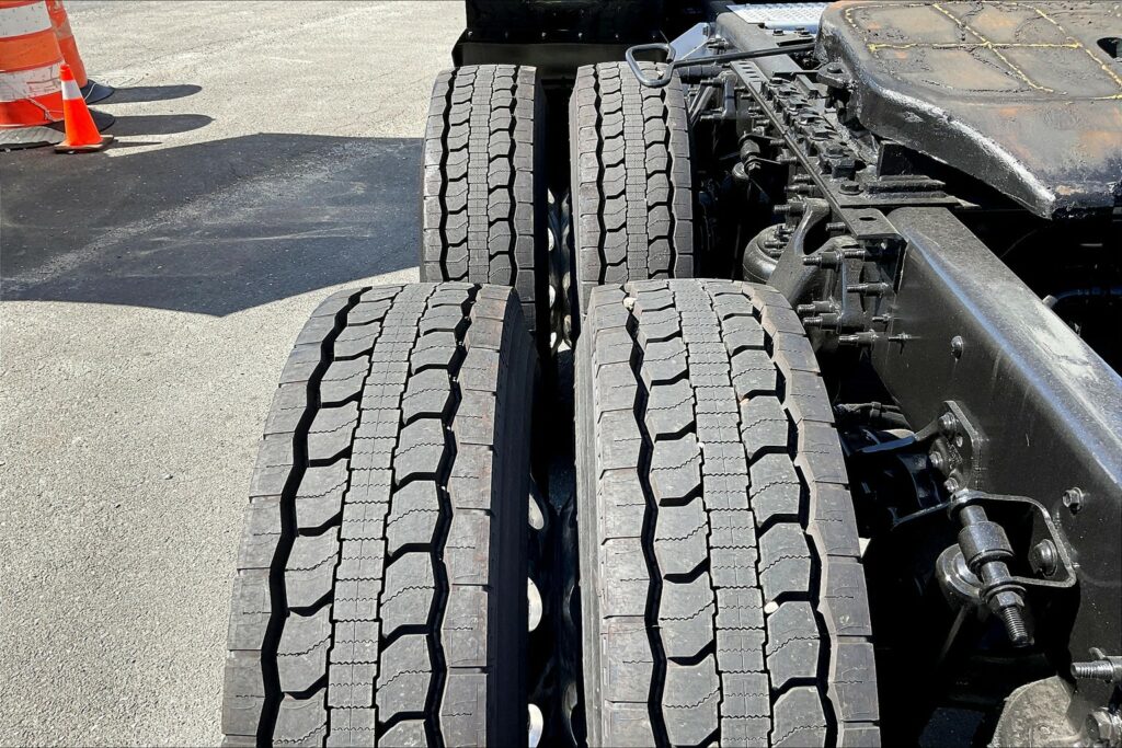 2022 CUM LT625 6×4 Sleeper