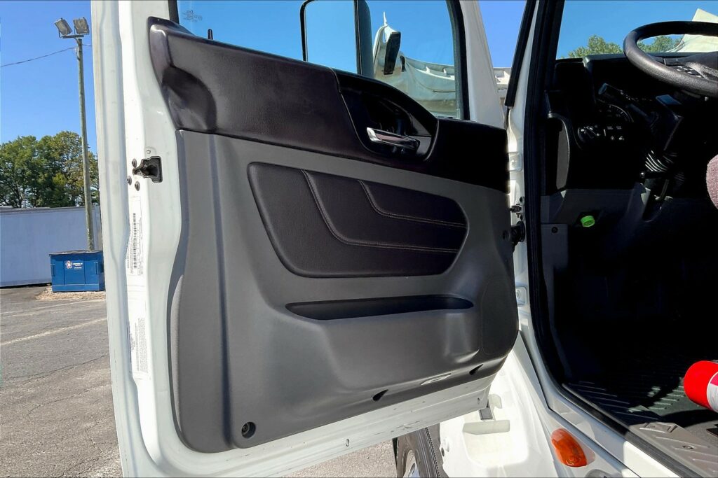 2022 CUM LT625 6×4 Sleeper