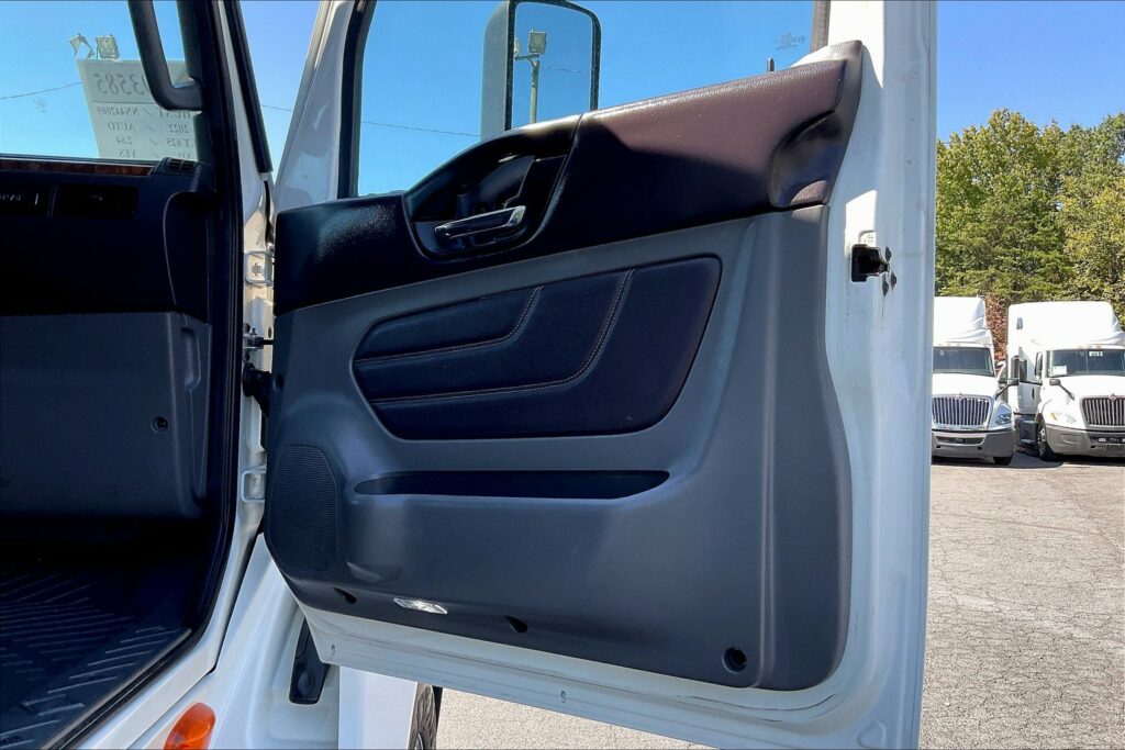 2022 CUM LT625 6×4 Sleeper