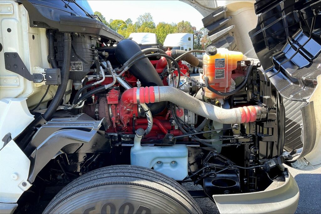 2022 CUM LT625 6×4 Sleeper