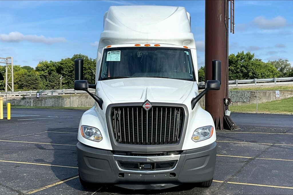 2022 CUM LT625 6×4 Sleeper