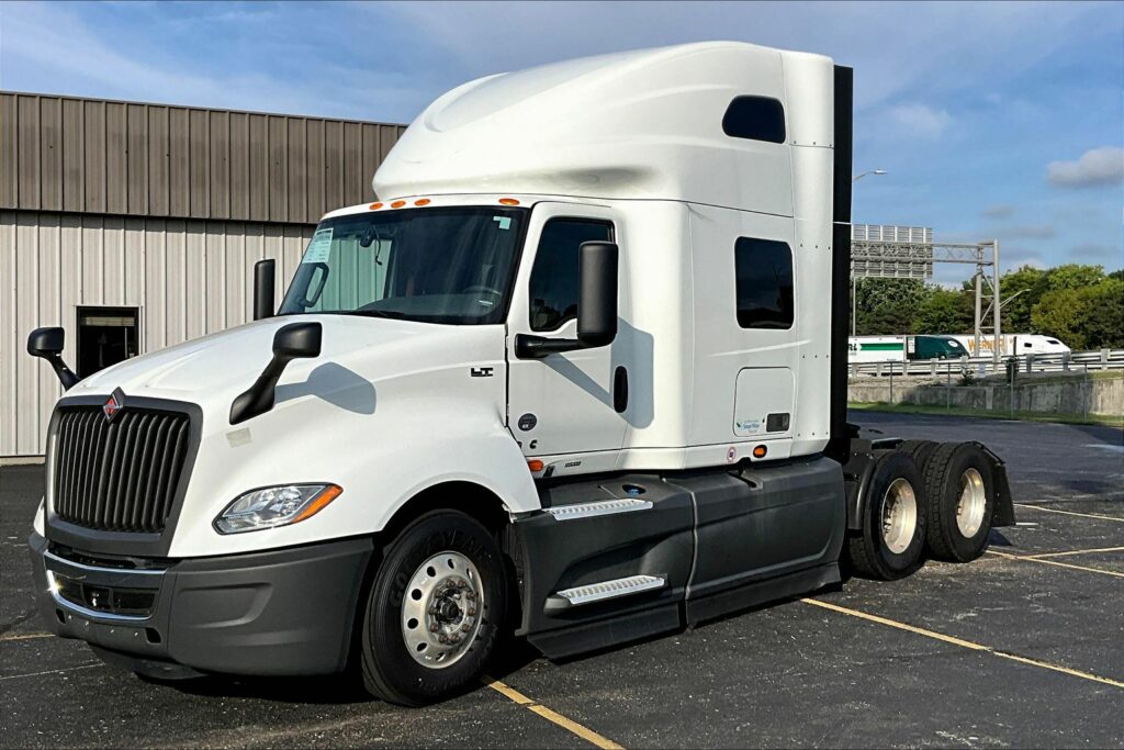 2022 CUM LT625 6×4 Sleeper