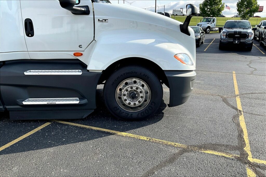 2022 CUM LT625 6×4 Sleeper