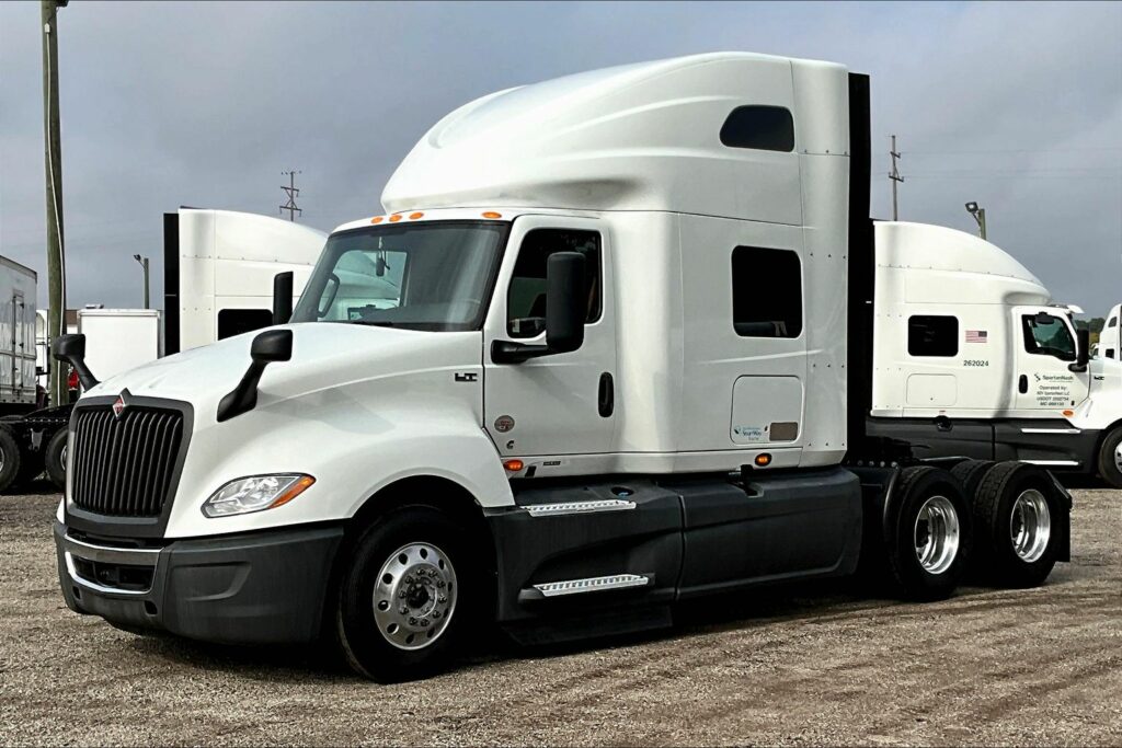 2022 CUM LT625 6×4 Sleeper