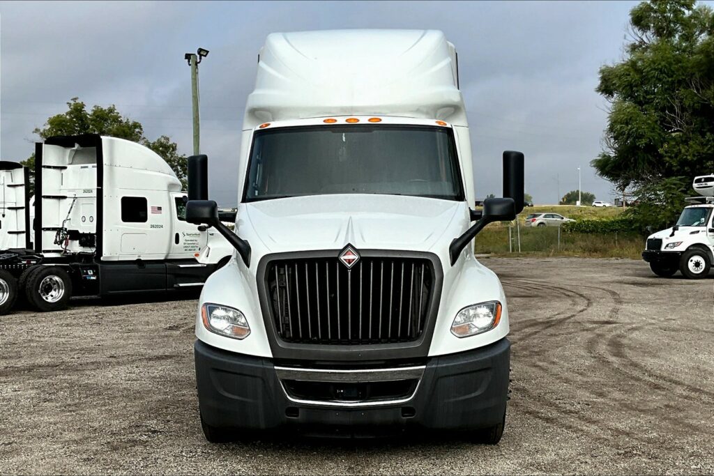 2022 CUM LT625 6×4 Sleeper