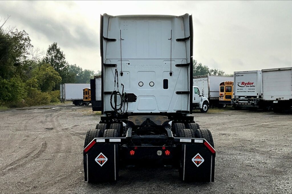 2022 CUM LT625 6×4 Sleeper