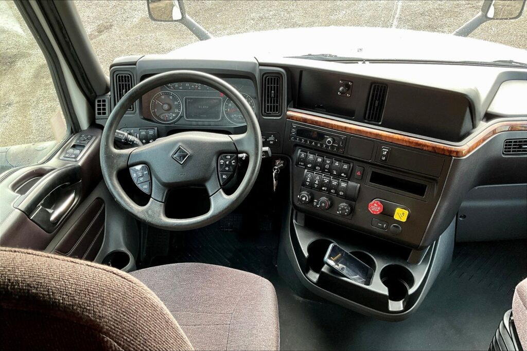 2022 CUM LT625 6×4 Sleeper