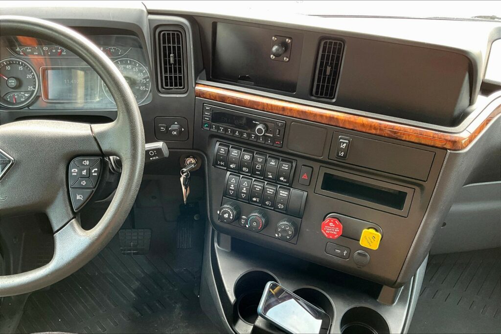 2022 CUM LT625 6×4 Sleeper