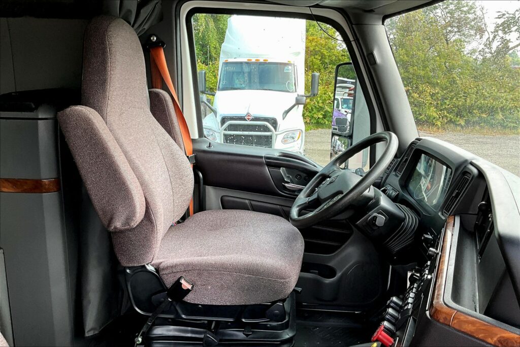 2022 CUM LT625 6×4 Sleeper