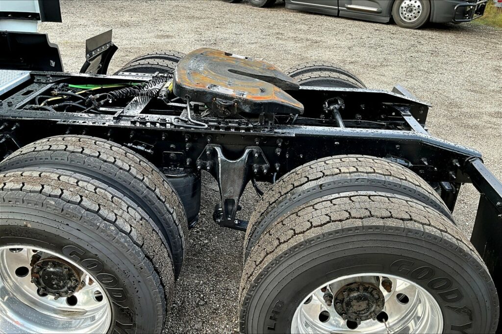 2022 CUM LT625 6×4 Sleeper