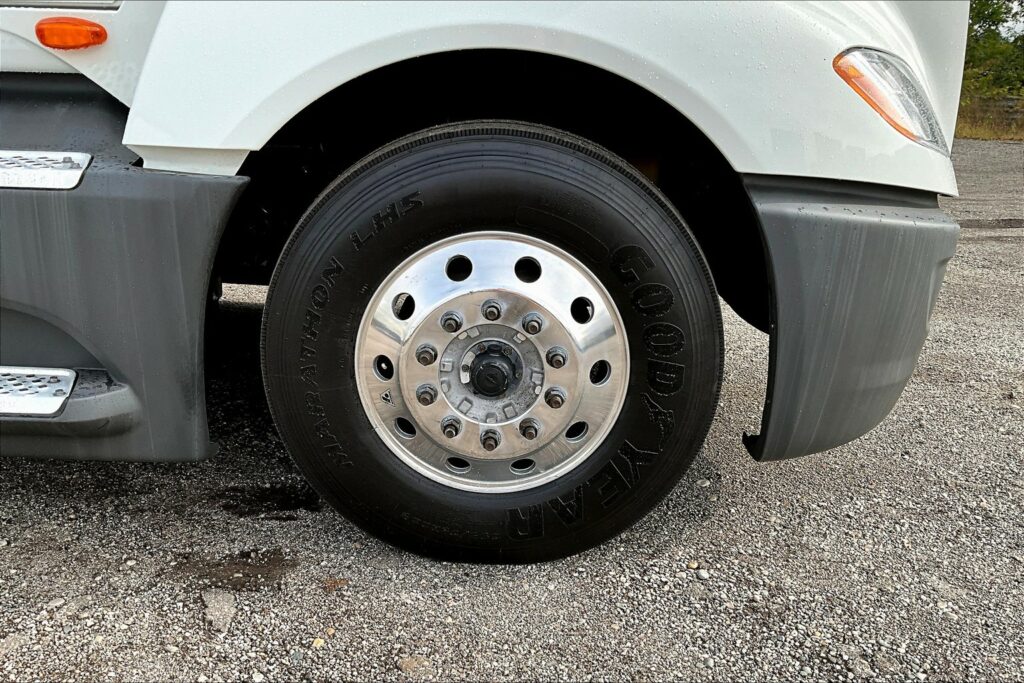 2022 CUM LT625 6×4 Sleeper