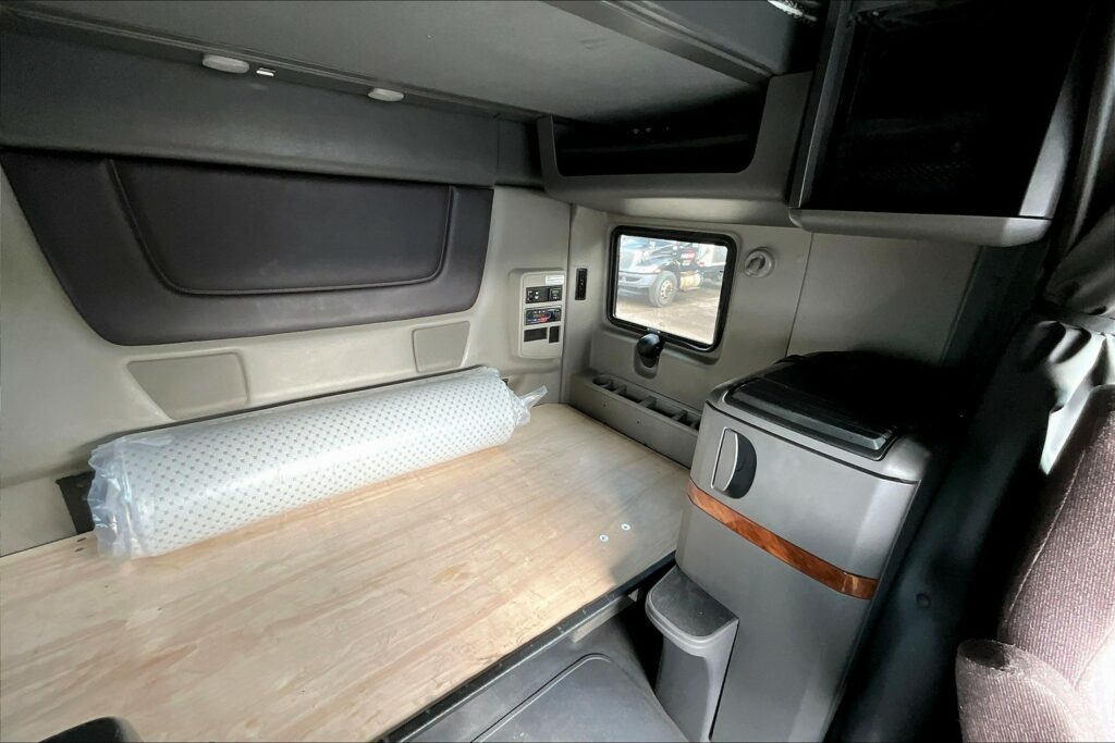 2022 CUM LT625 6×4 Sleeper