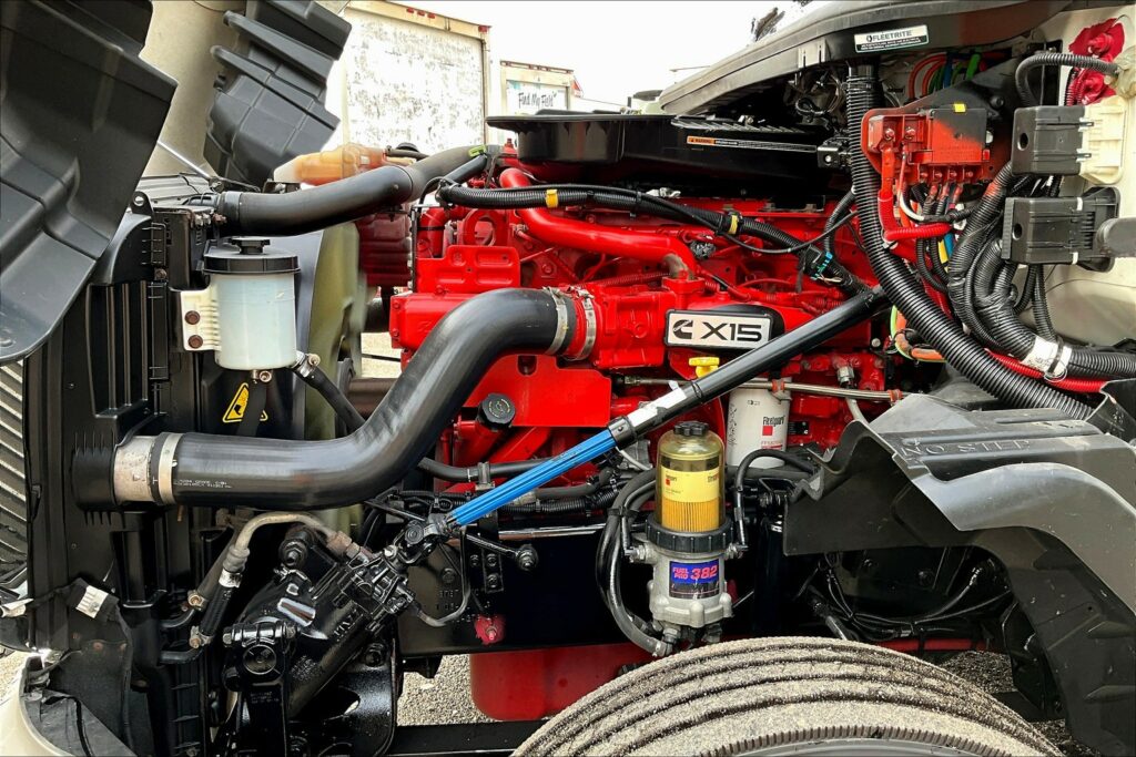 2022 CUM LT625 6×4 Sleeper