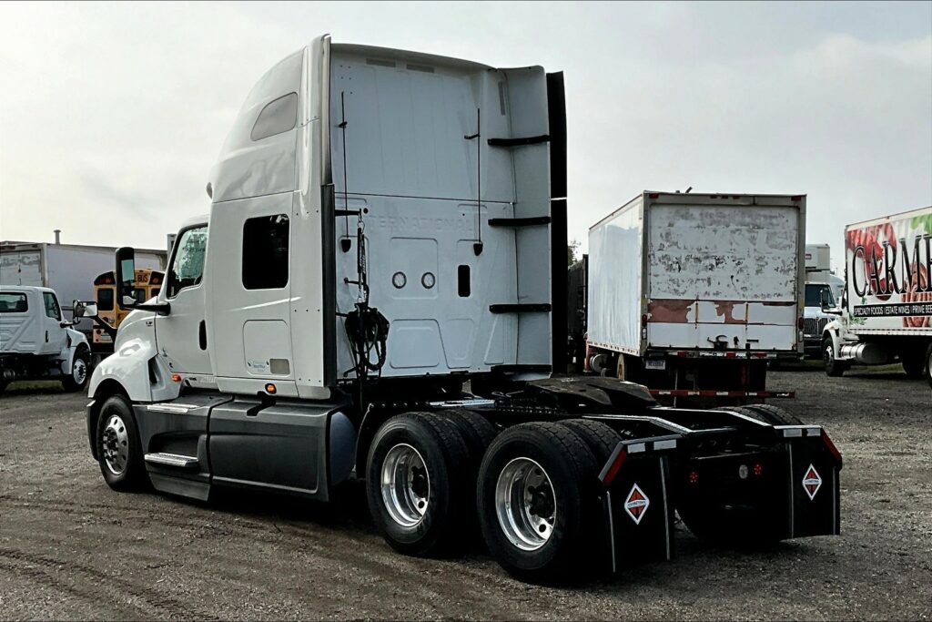 2022 CUM LT625 6×4 Sleeper