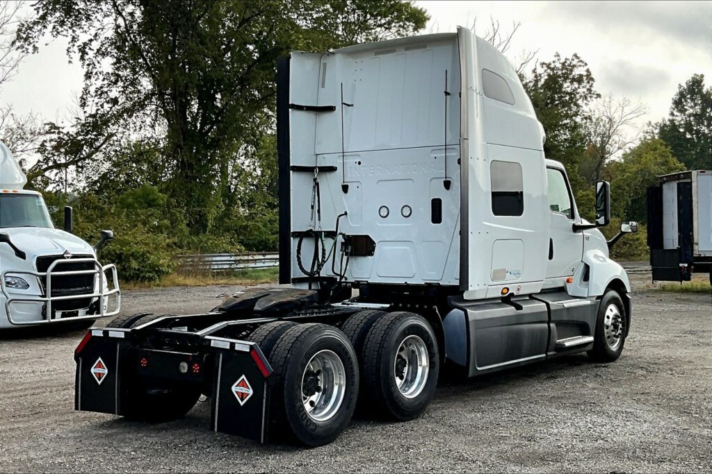 2022 CUM LT625 6×4 Sleeper