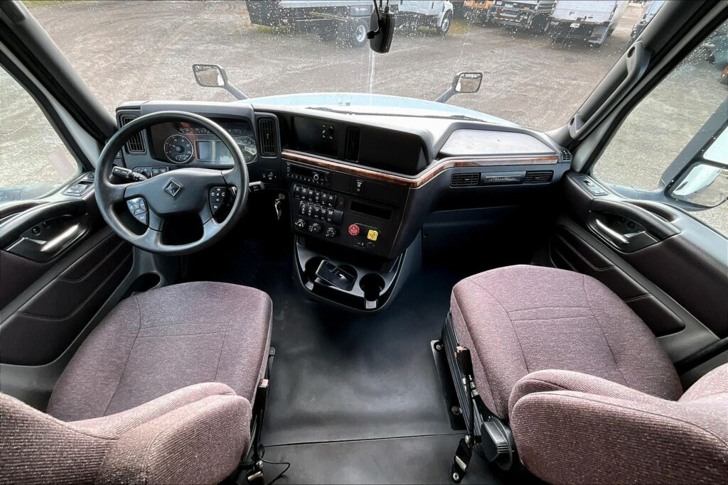 2022 CUM LT625 6×4 Sleeper