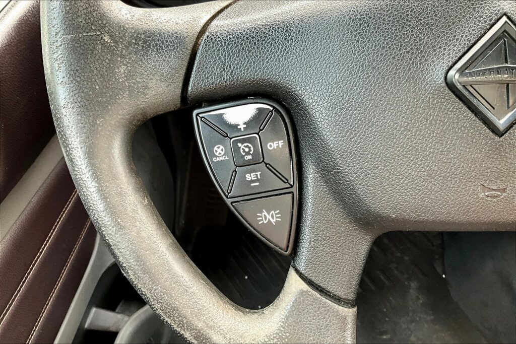 2022 CUM LT625 6×4 Sleeper