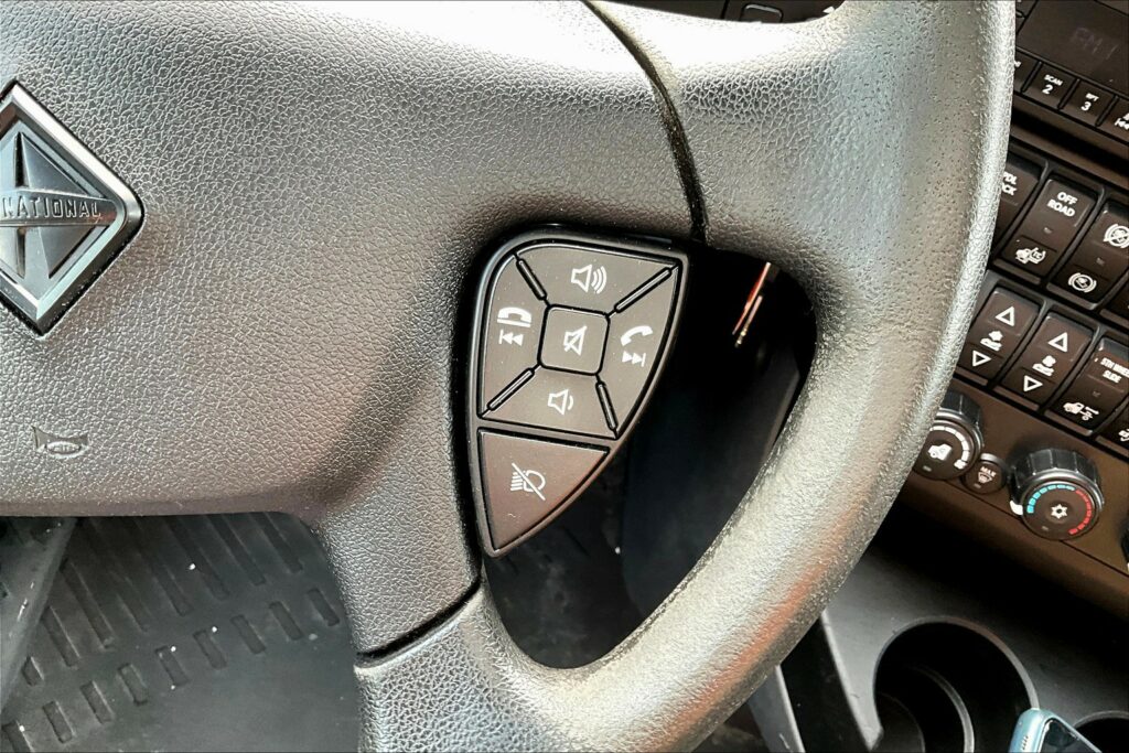 2022 CUM LT625 6×4 Sleeper