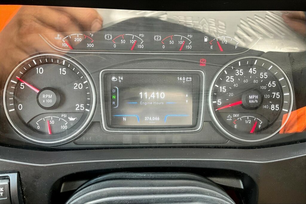 2022 CUM LT625 6×4 Sleeper