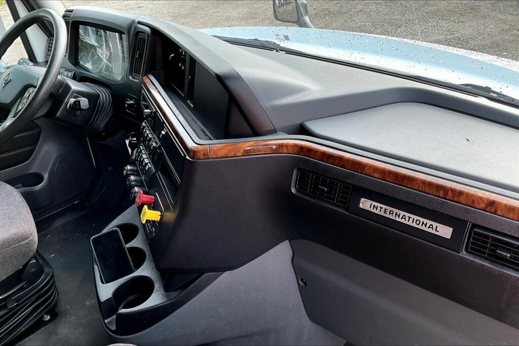 2022 CUM LT625 6×4 Sleeper