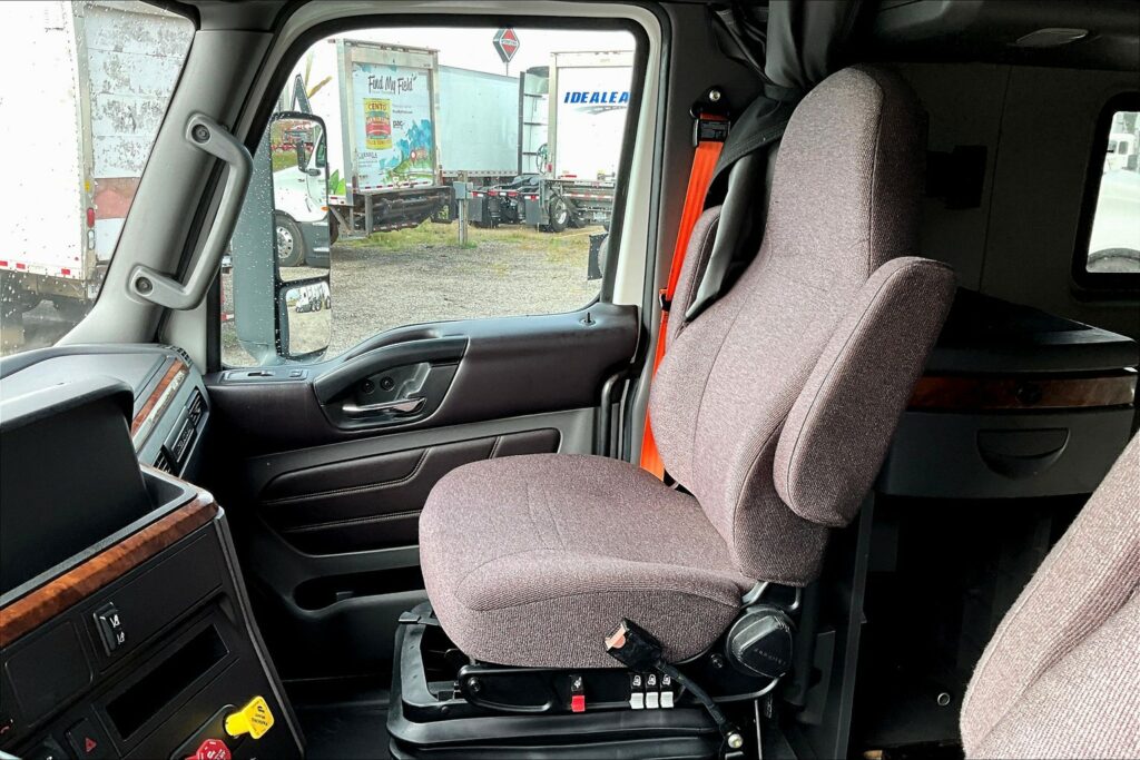 2022 CUM LT625 6×4 Sleeper