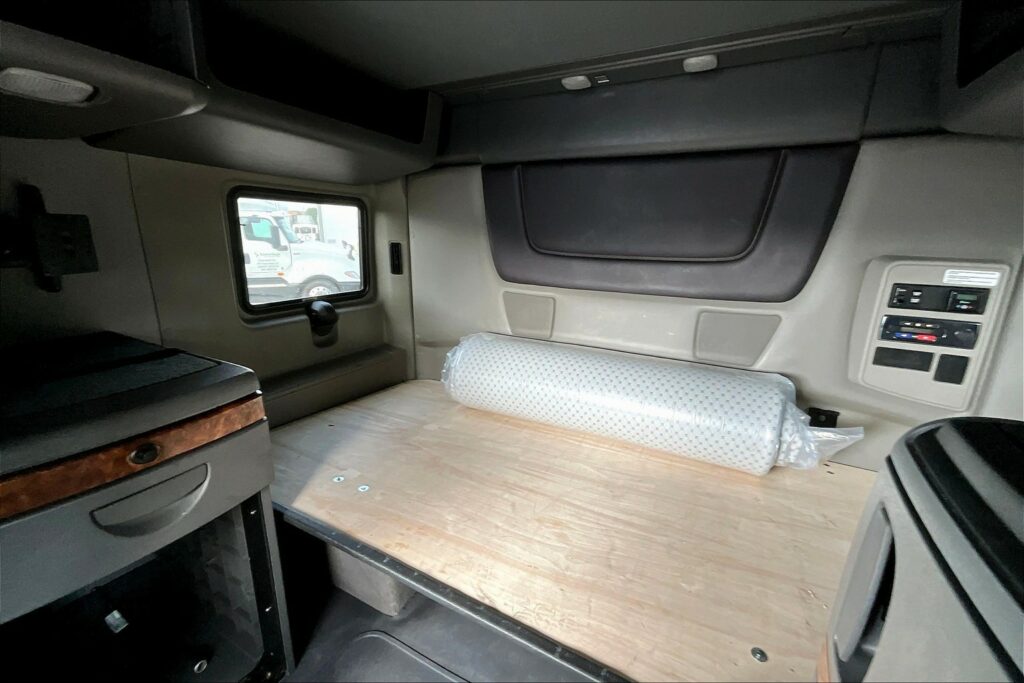 2022 CUM LT625 6×4 Sleeper