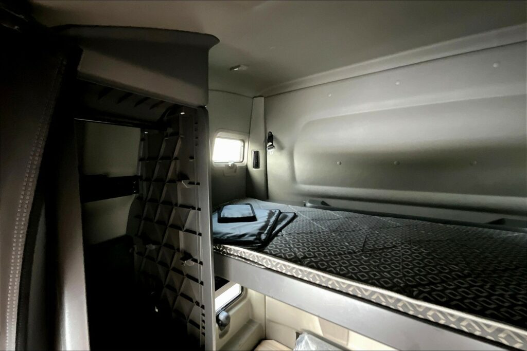 2022 CUM LT625 6×4 Sleeper