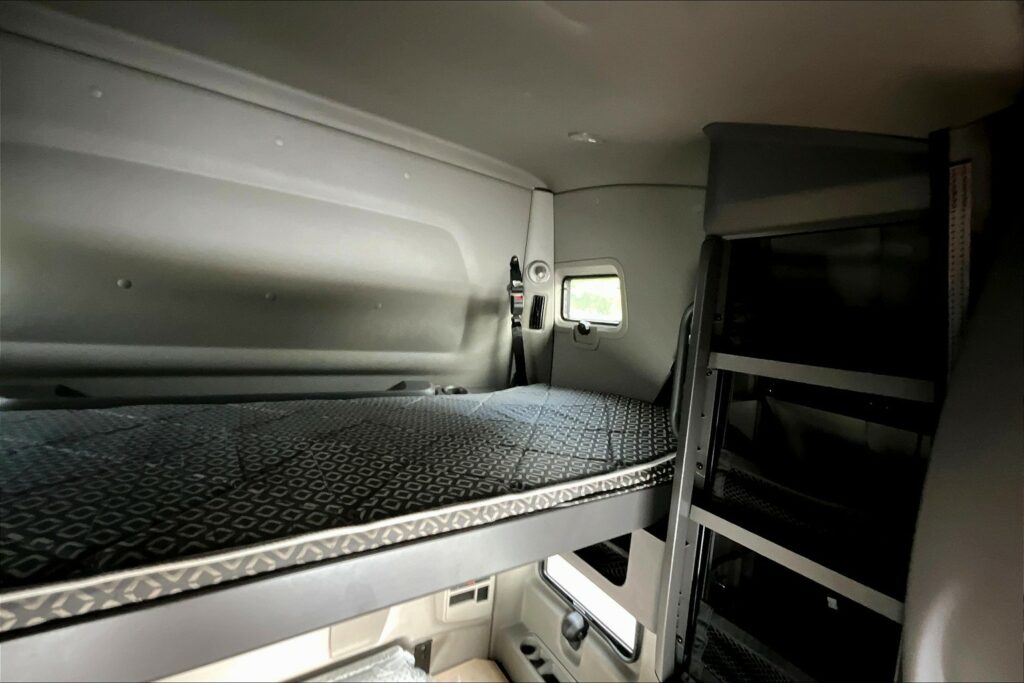 2022 CUM LT625 6×4 Sleeper