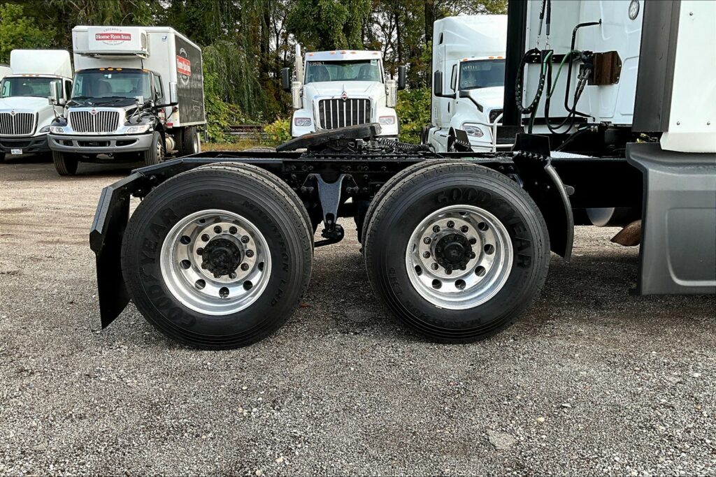 2022 CUM LT625 6×4 Sleeper