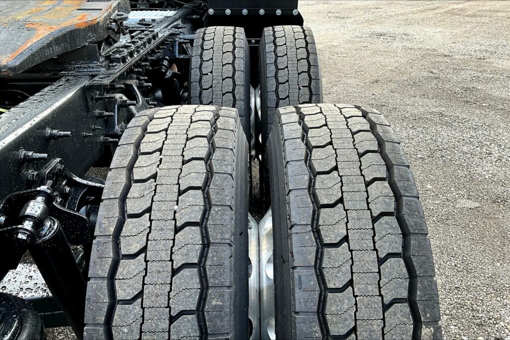 2022 CUM LT625 6×4 Sleeper