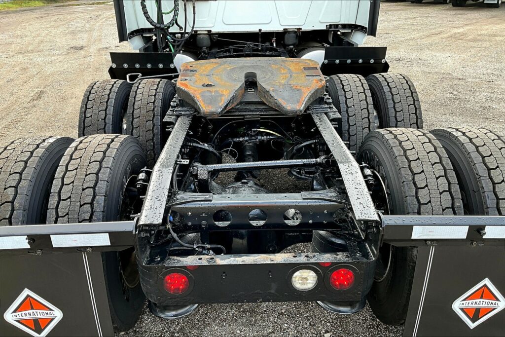 2022 CUM LT625 6×4 Sleeper