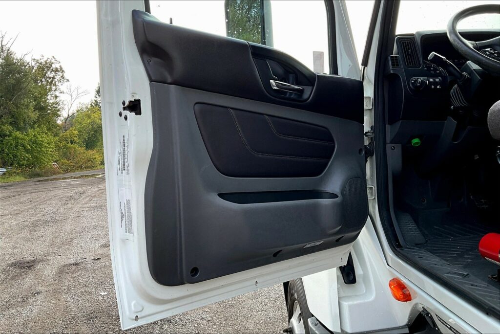 2022 CUM LT625 6×4 Sleeper