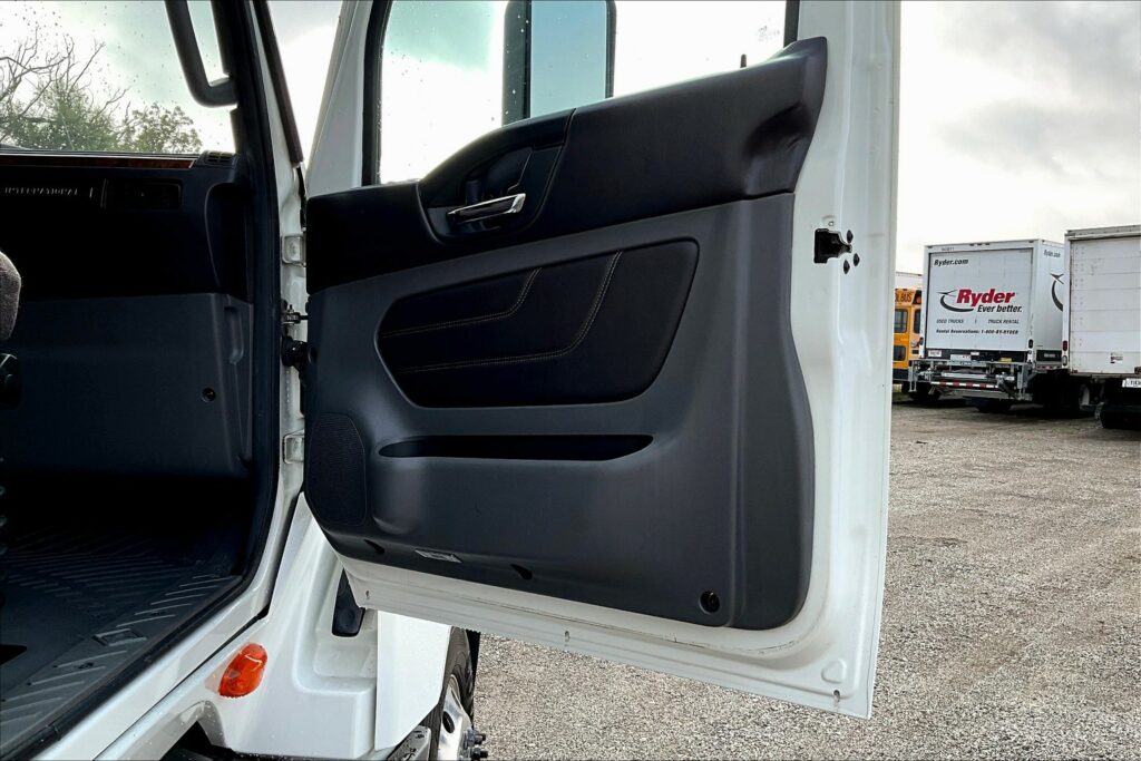 2022 CUM LT625 6×4 Sleeper