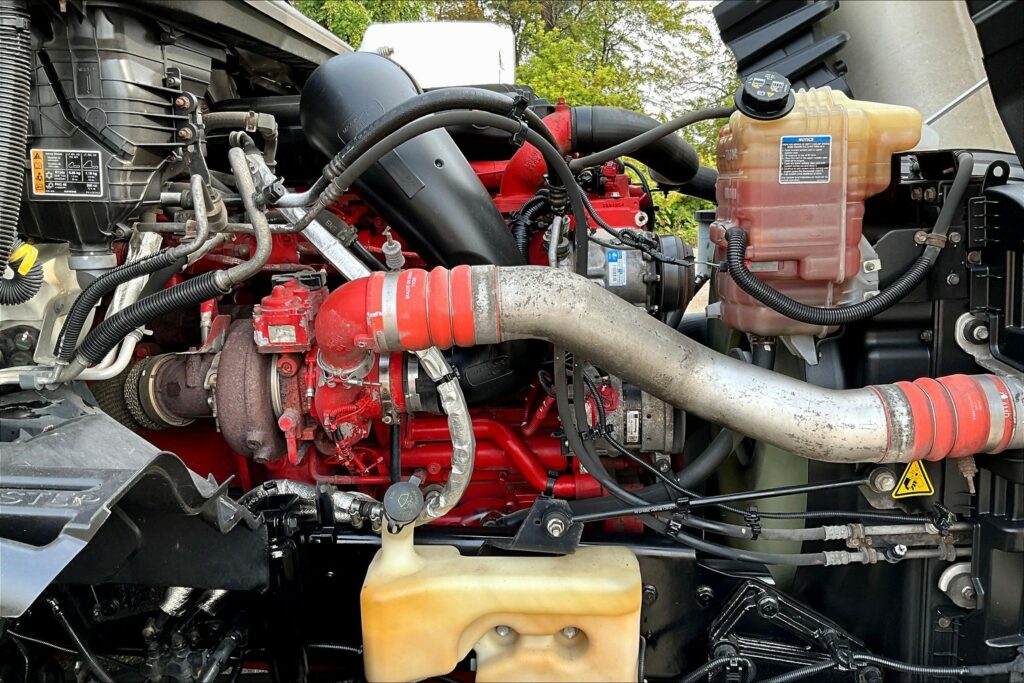 2022 CUM LT625 6×4 Sleeper