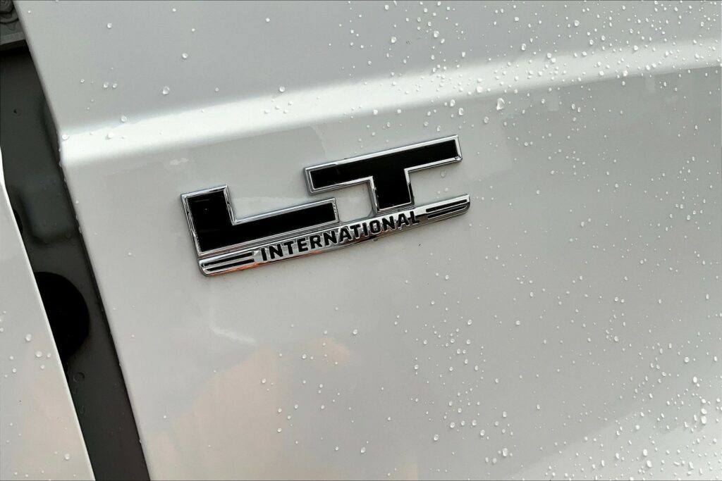 2022 CUM LT625 6×4 Sleeper