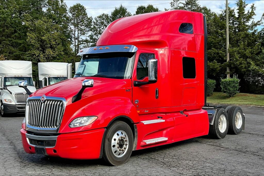 2023 CUM LT625 6X4 Sleeper