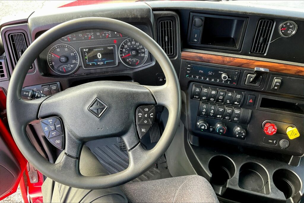 2023 CUM LT625 6X4 Sleeper