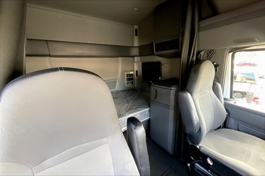 2022 INT LT625 6×4 Sleeper