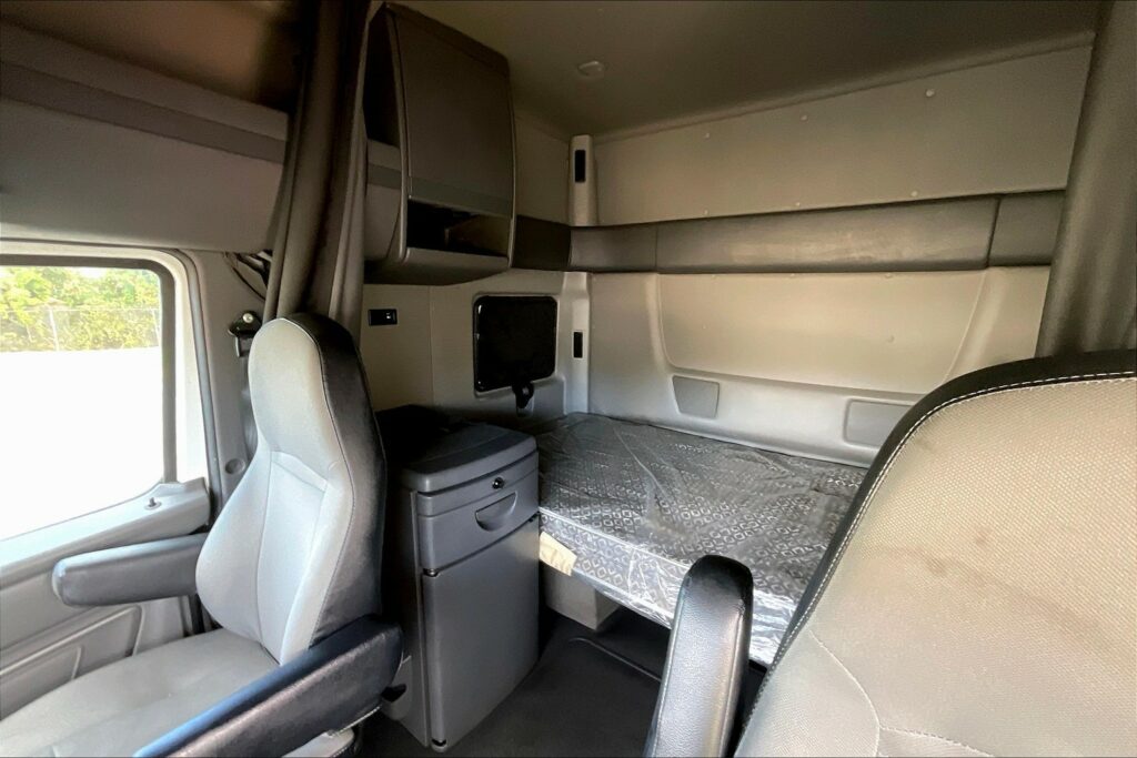 2022 INT LT625 6×4 Sleeper