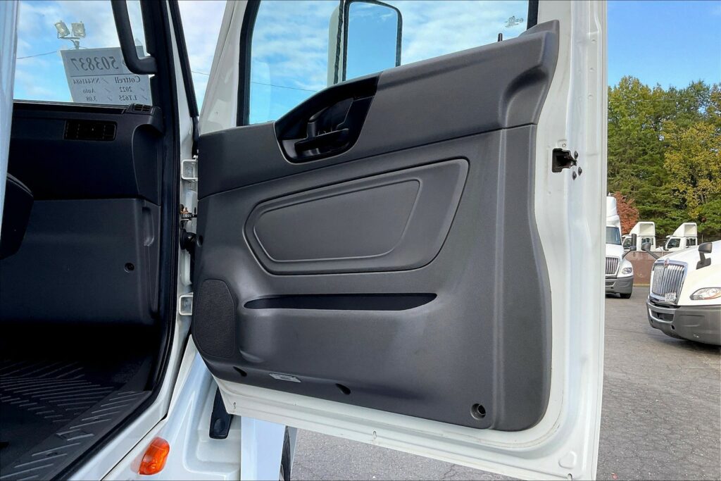 2022 INT LT625 6×4 Sleeper