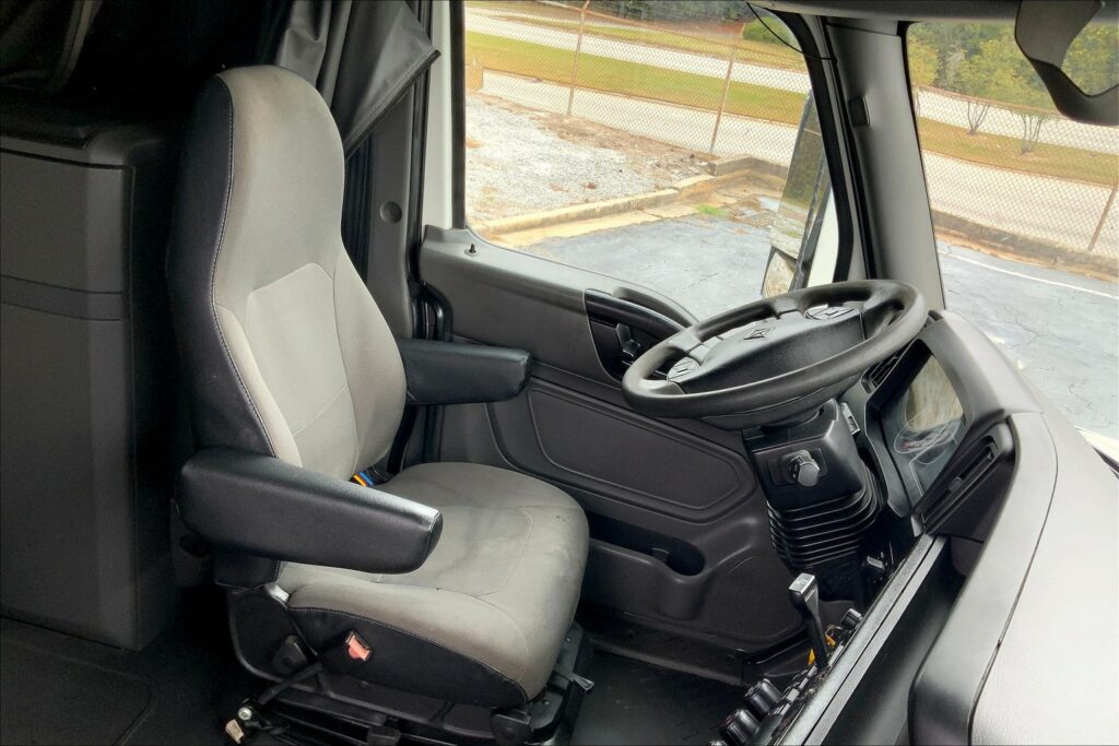 2023 INT LT625 6×4 Sleeper