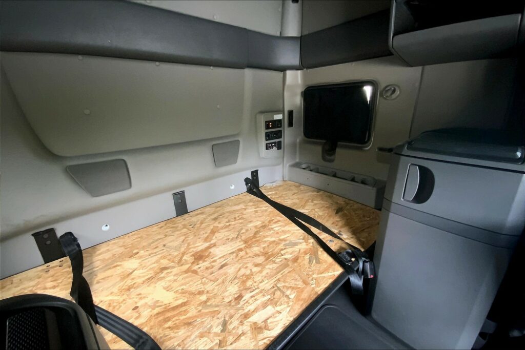 2023 INT LT625 6×4 Sleeper